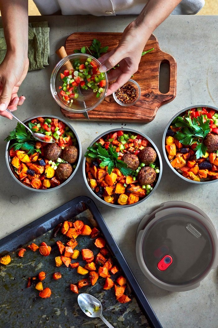 BLACK+BLUM - Lunchbox stalowy okrągły 0,65l. Multifunction
