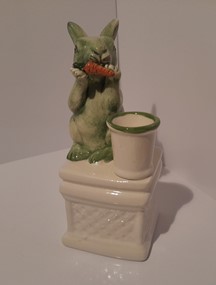 PREGO - Świecznik króliczek z marchewką zielony na świece